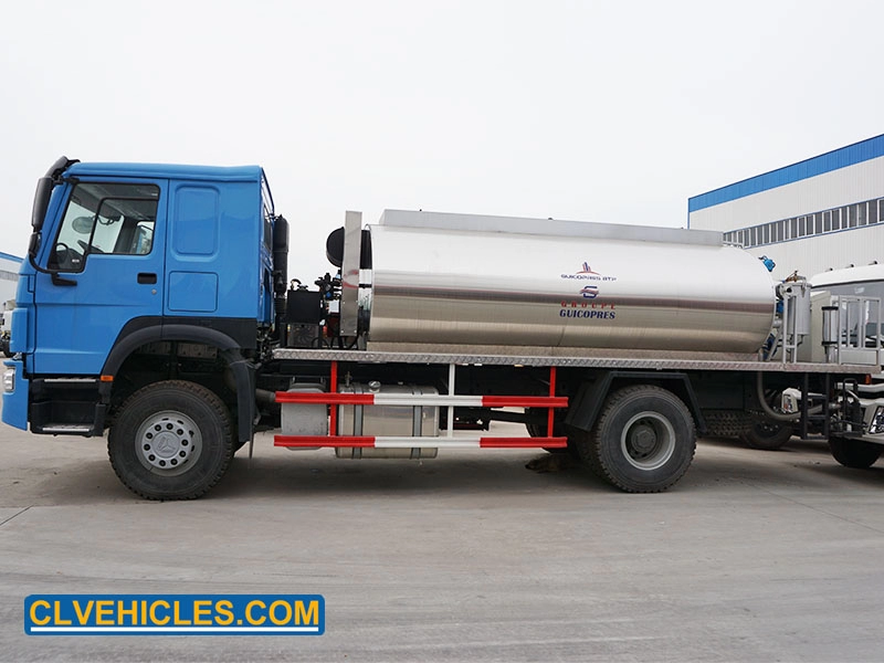 HOWO 10 ton Intelligent asphalt distribution truck