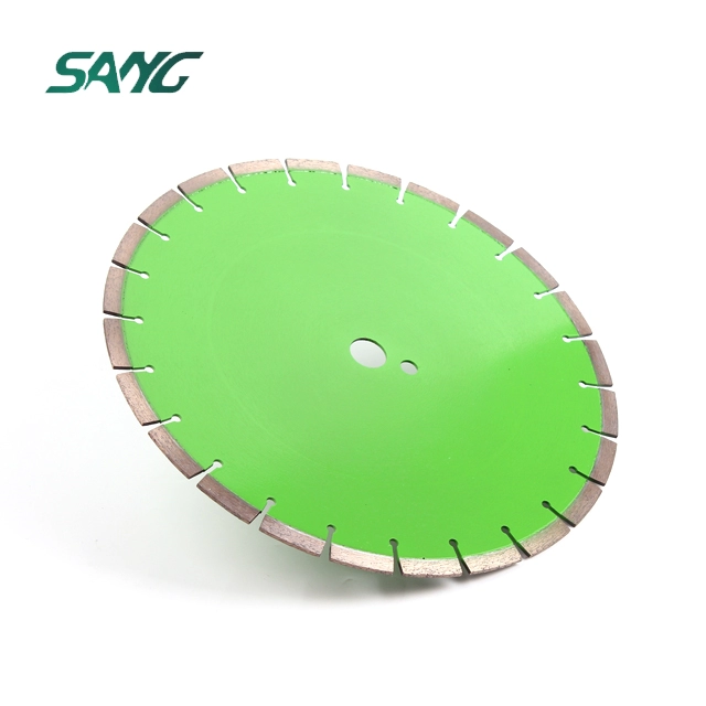 Diamond saw blade for cutting reinforced concrete