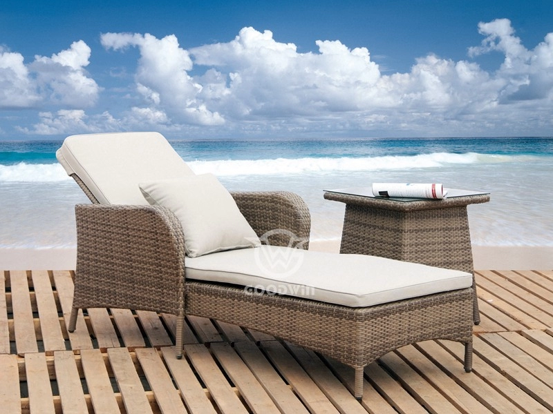 Weatherproof Hand Weaving Rattan Chaise Lounge With Table