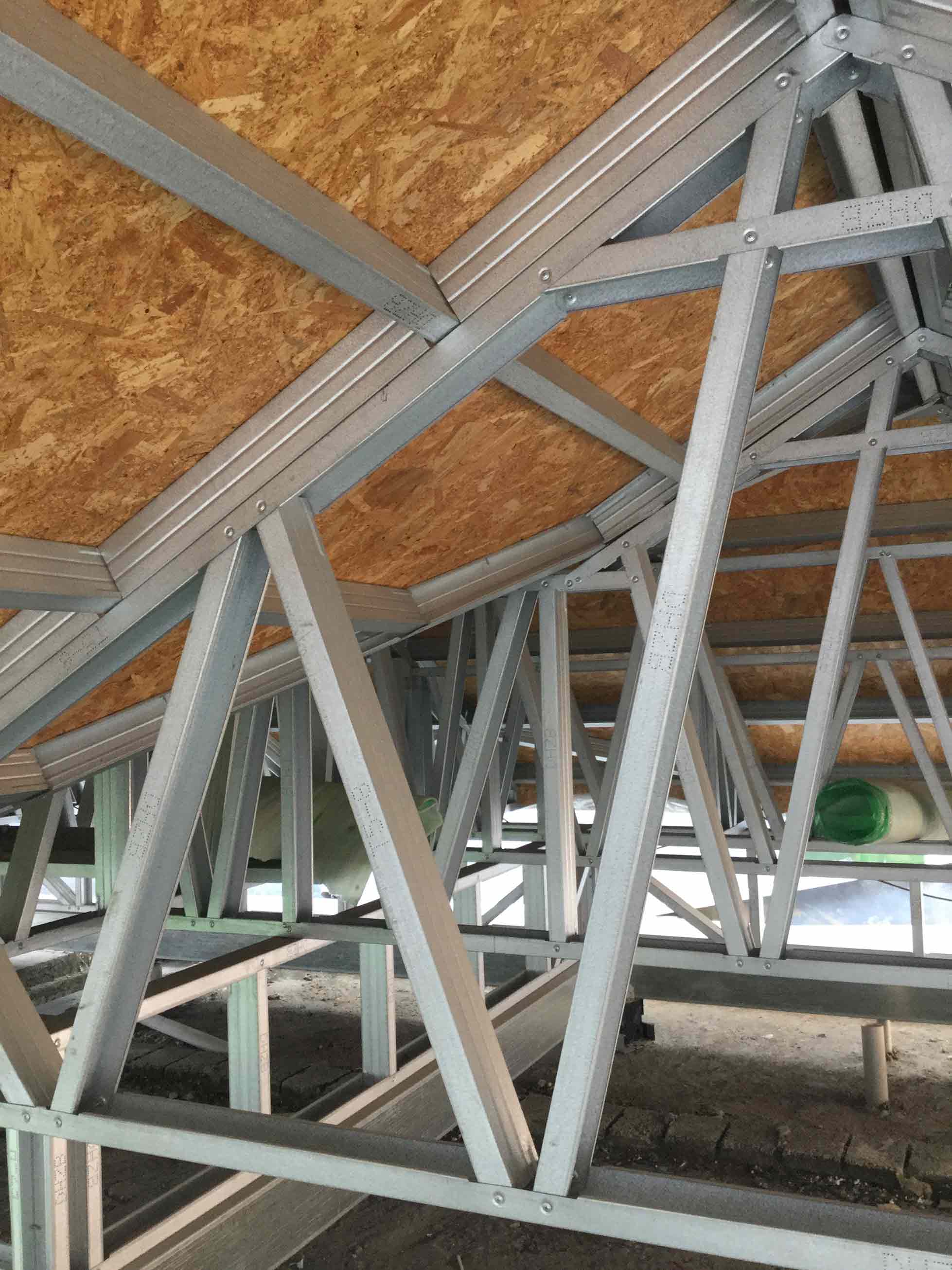 high-resistance metal king post roofing trusses