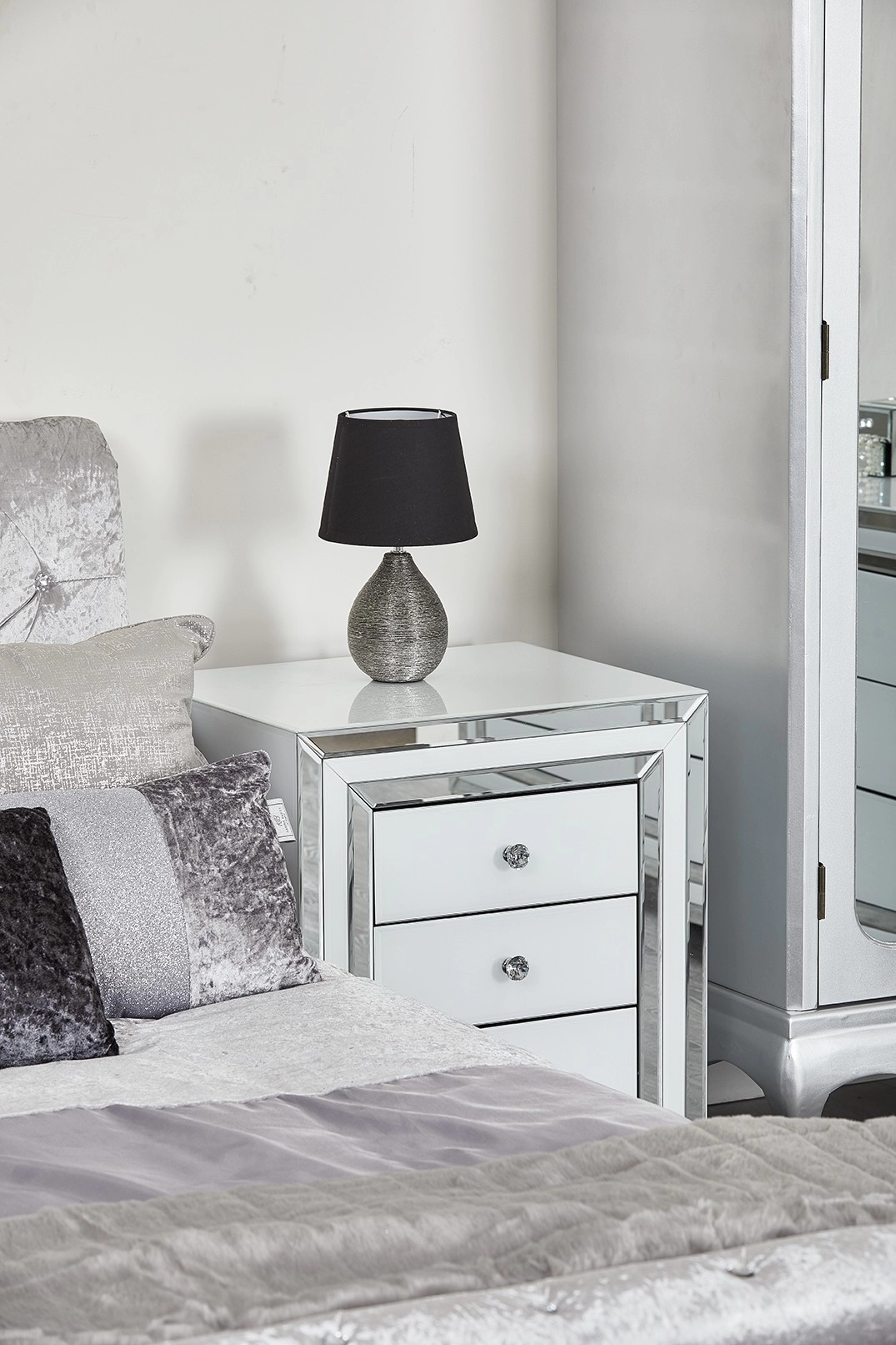 Crystal Bedroom Furniture Mirrored Nightstand With Drawer
