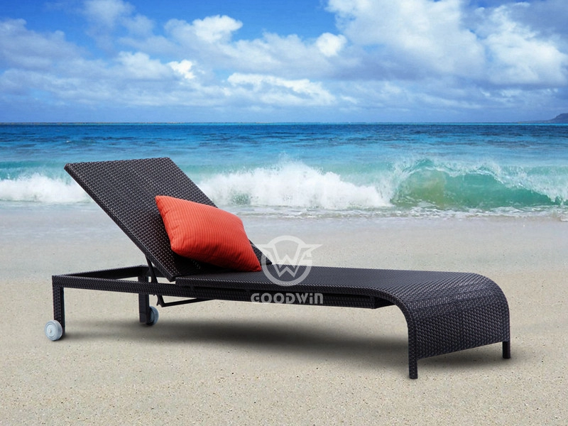 UV Resistant Pool Side Rattan Chaise Lounge With Wheels