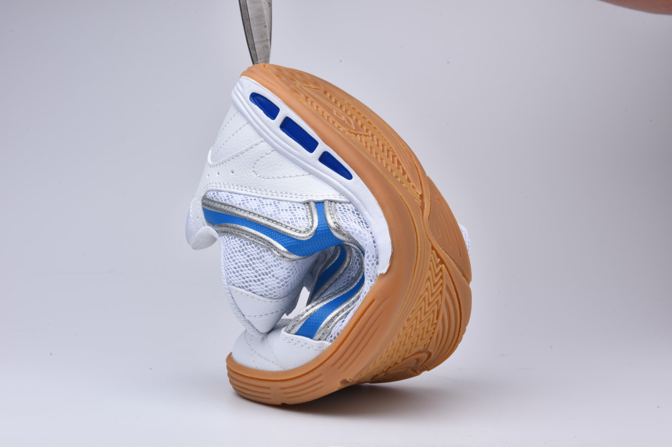 Soft and lightweight table tennis shoes